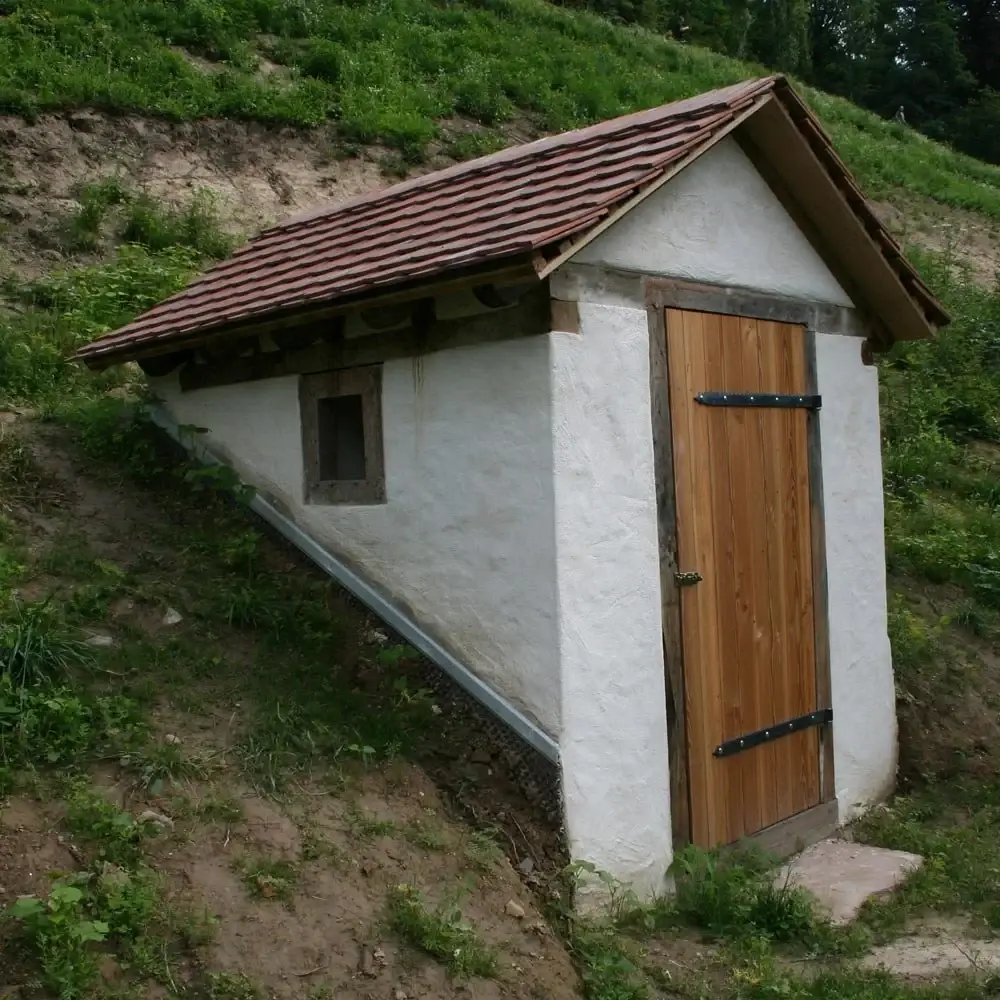Aborthäuschen im Hang des Landschaftsgartens