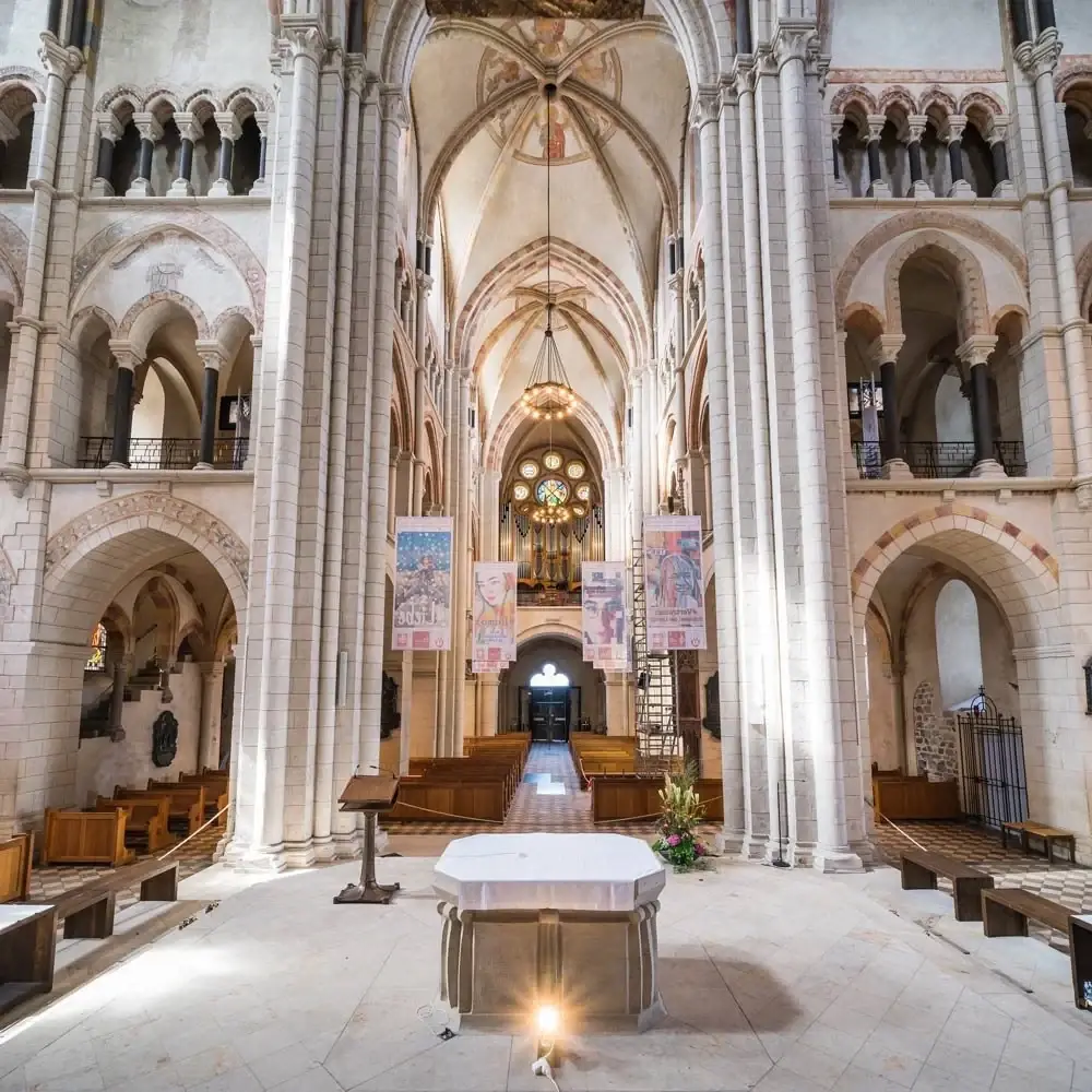 Altar und Kirchenraum des Limburger Doms mit filigraner Stahlkonstruktion an den Emporen