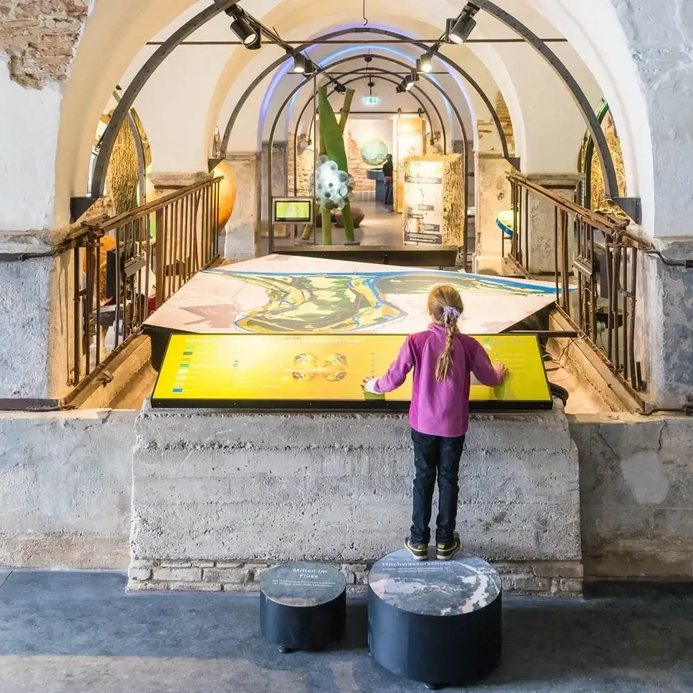 Kind an einer Mitmachstation der Ausstellung im Gewölbe