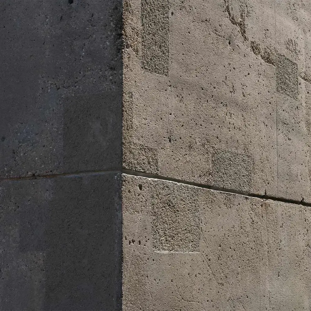 Betonfassade mit punktuell instand gesetzten, ablesbaren Flächen