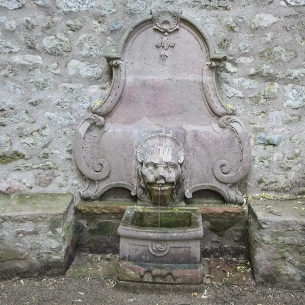 Brunnen mit Löwenkopf aus Sandstein