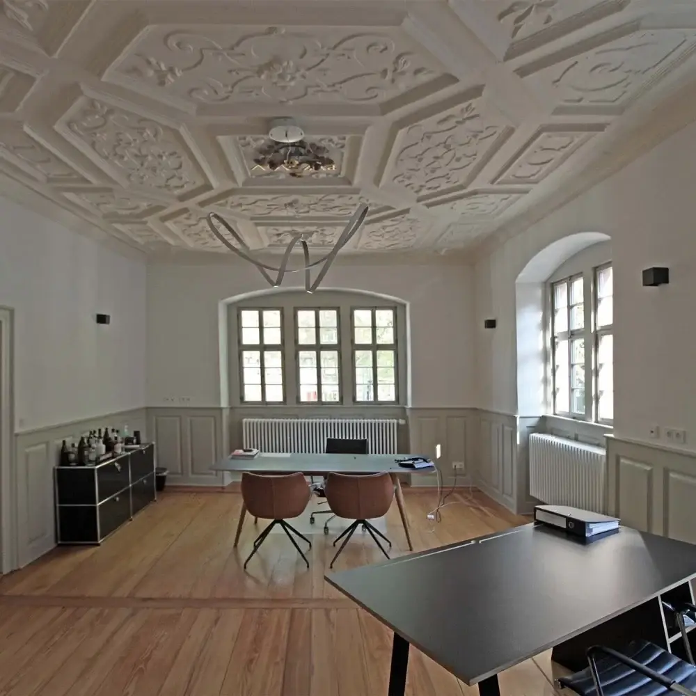 Büro im Obergeschoss des Nordflügels mit Stuckdecke und Holzboden