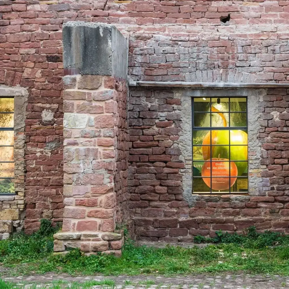 Mauerwerk mit farbigem Fenster am Nordflügel