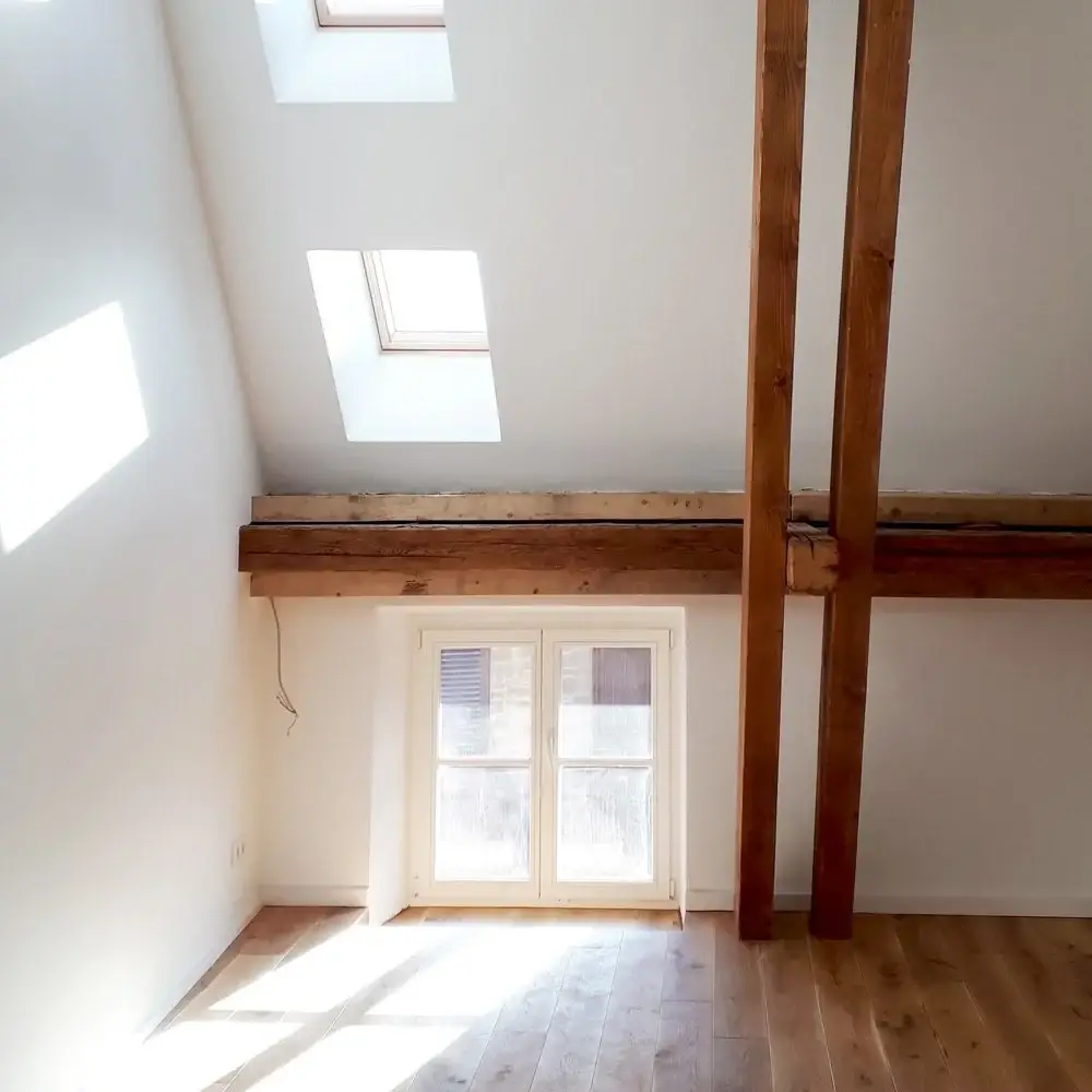 Raum im Dachgeschoss mit Fachwerk und Dachfenster