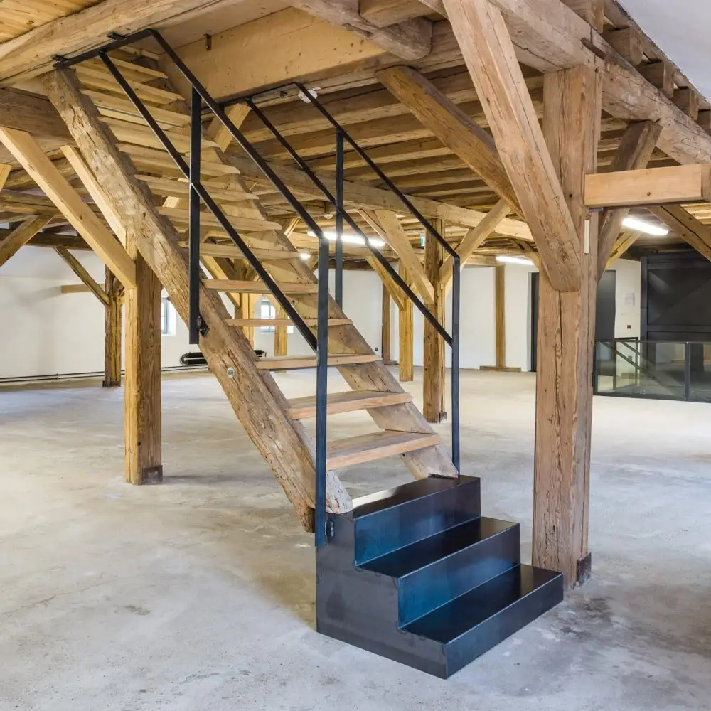 Dachgeschoss mit historischem Holztragwerk und neuer Treppe