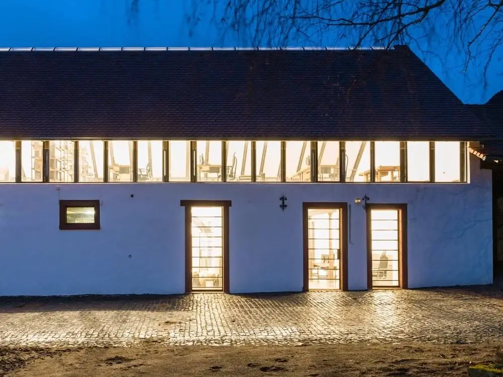 Büro Dilshofen am Abend: der Eingang ist die zweite Tür von rechts