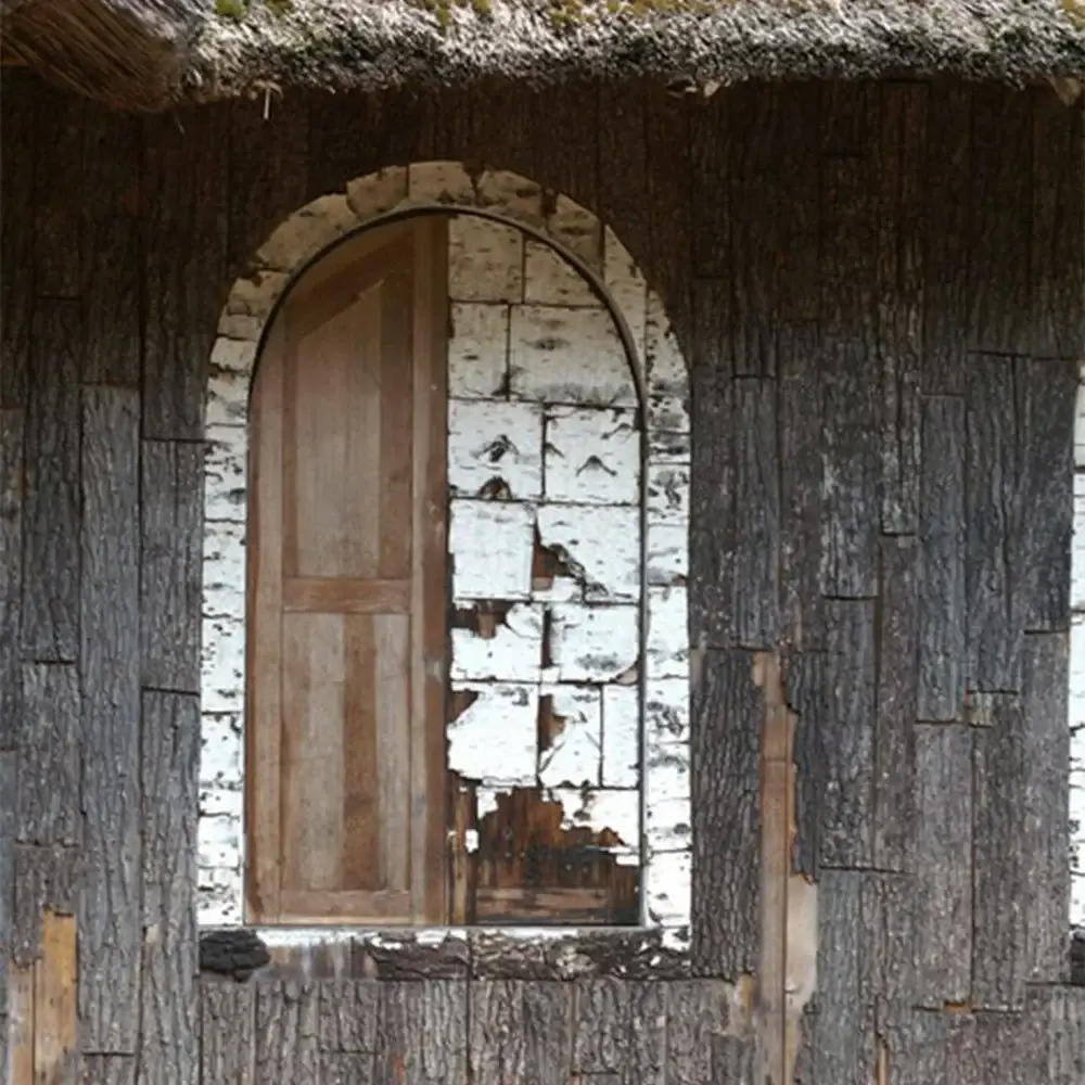 Fenster der Eremitage mit Birkenrindeverschalung
