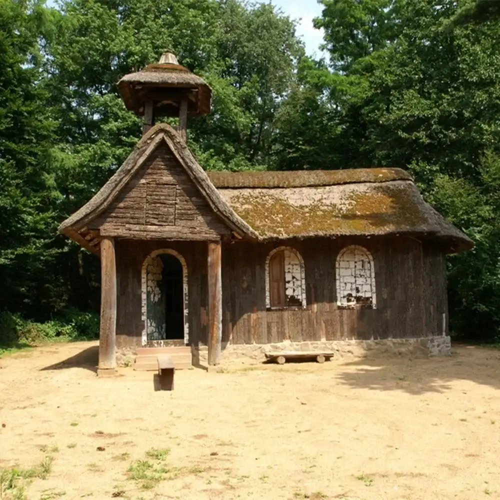 Eremitage im Fürstenlager mit Reetdach und Birkenrinde