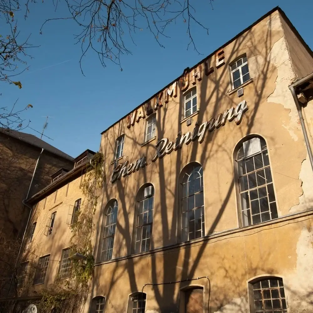 Fassade mit altem Schriftzug „Walkmühle“