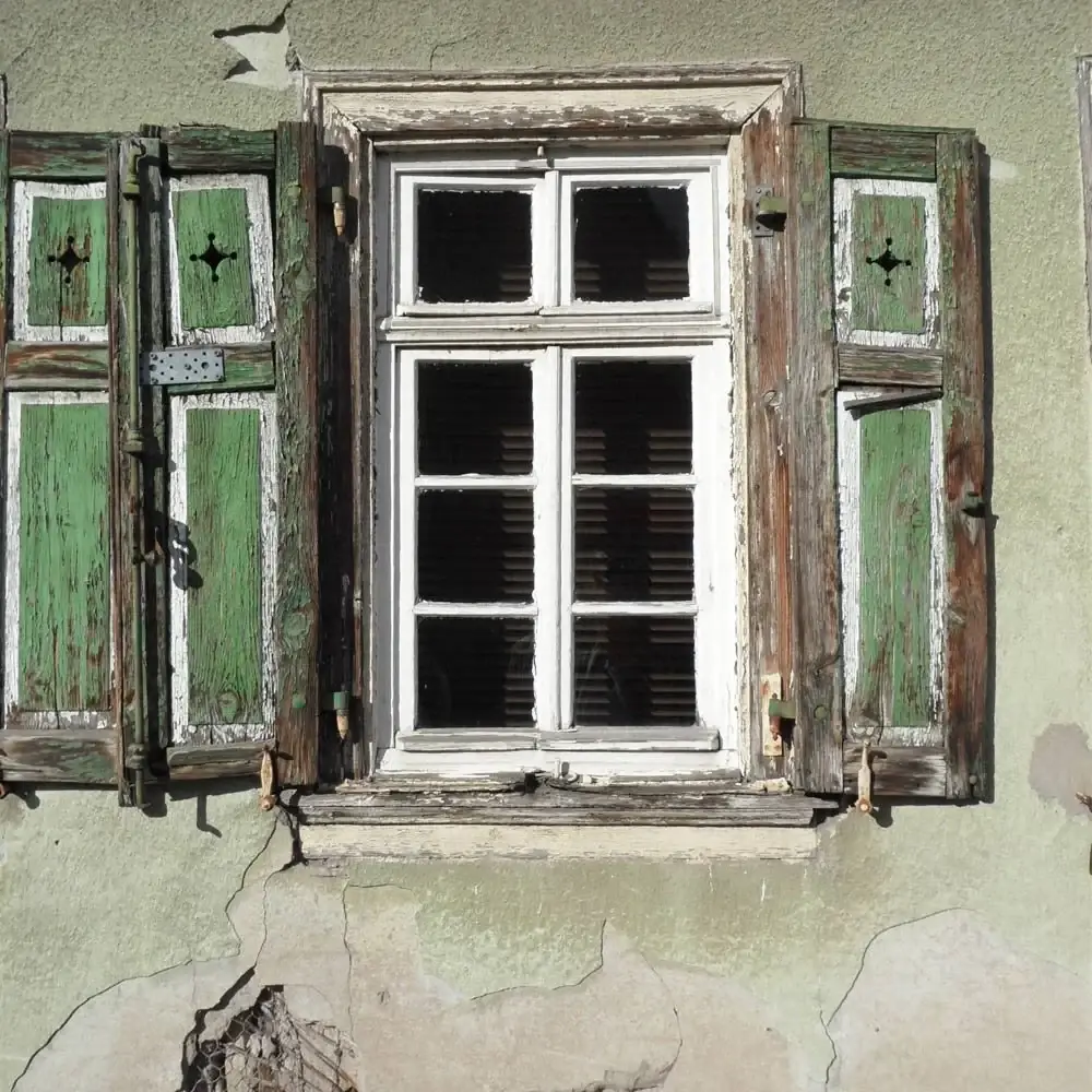 Historisches Fenster mit grünen Klappläden
