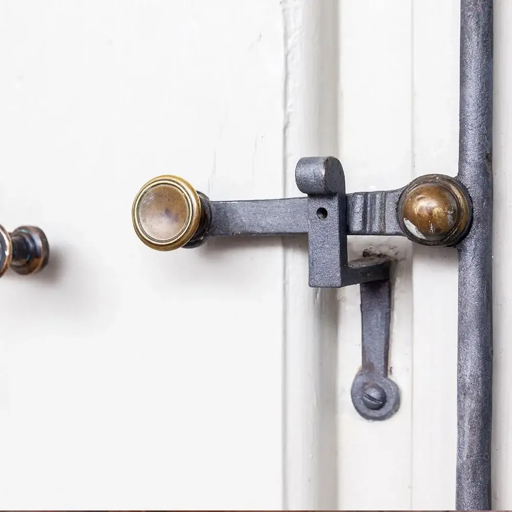 Historischer Fensterbeschlag aus Messing und Eisen