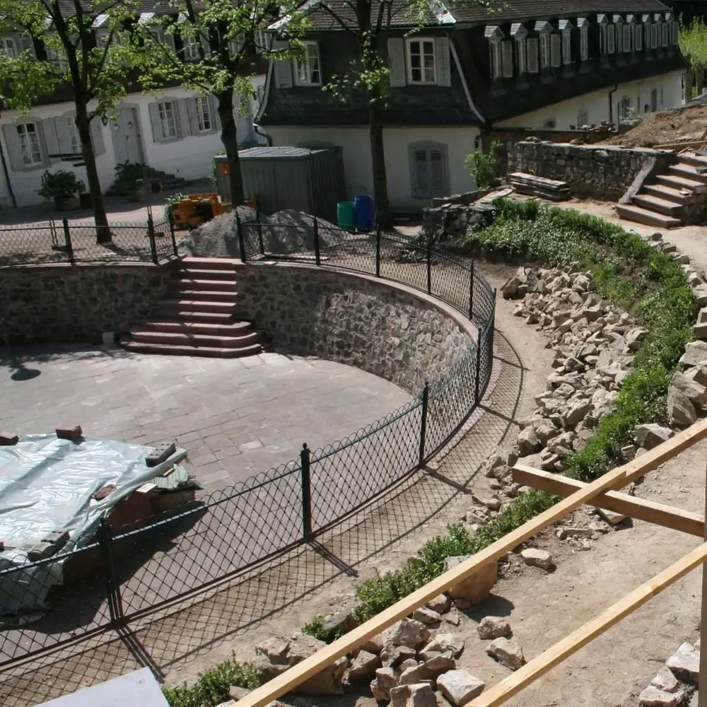 Gesundbrunnen mit ringförmigen Mauern und Treppenläufen