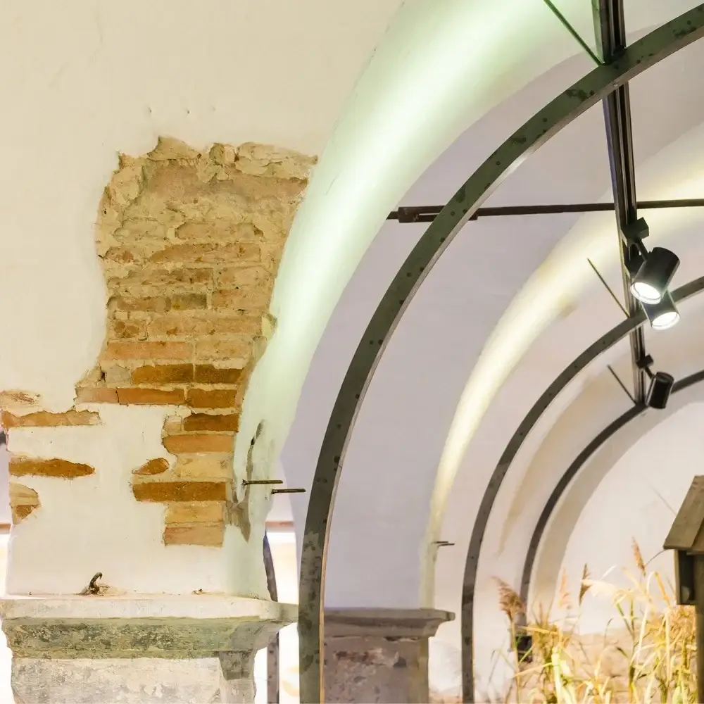 Versalzte Wandflächen bleiben sichtbar und werden Teil der Raumwirkung