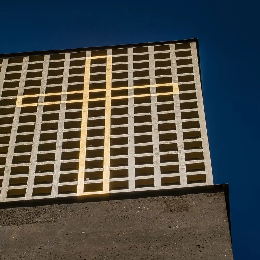 Gitterhaube mit Goldeffektlack und Kreuz aus Blattgold vor blauem Himmel