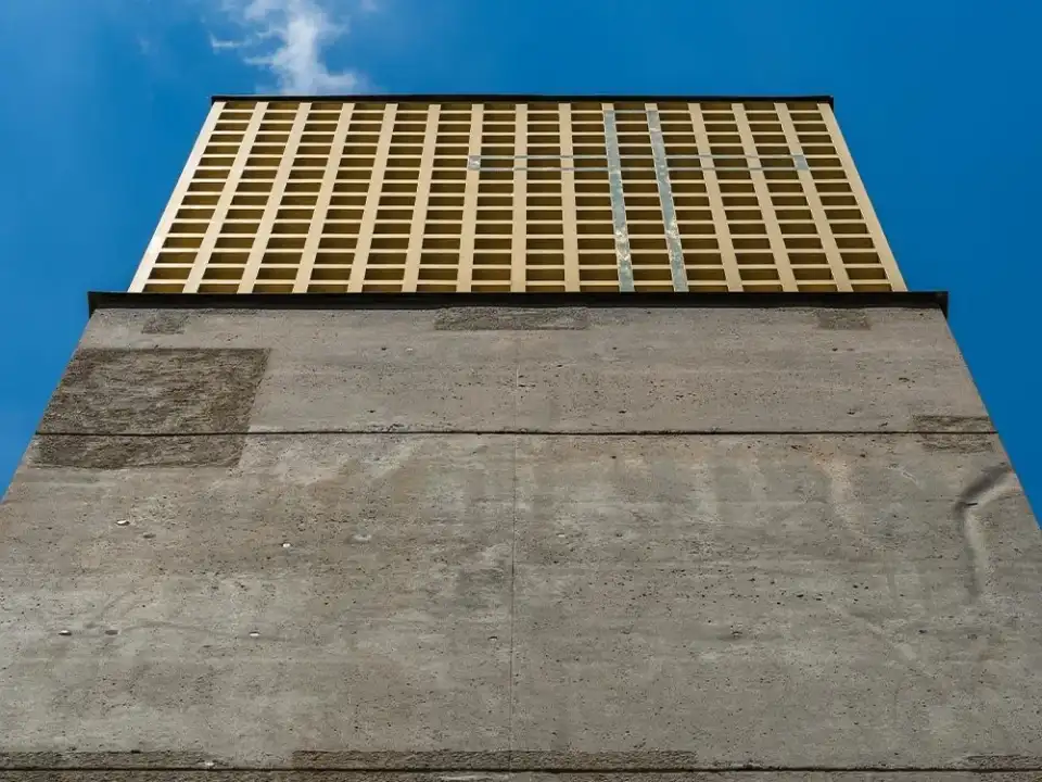Glockenturm in Mainz-Gonsenheim von unten, oben die goldene Gitterhaube