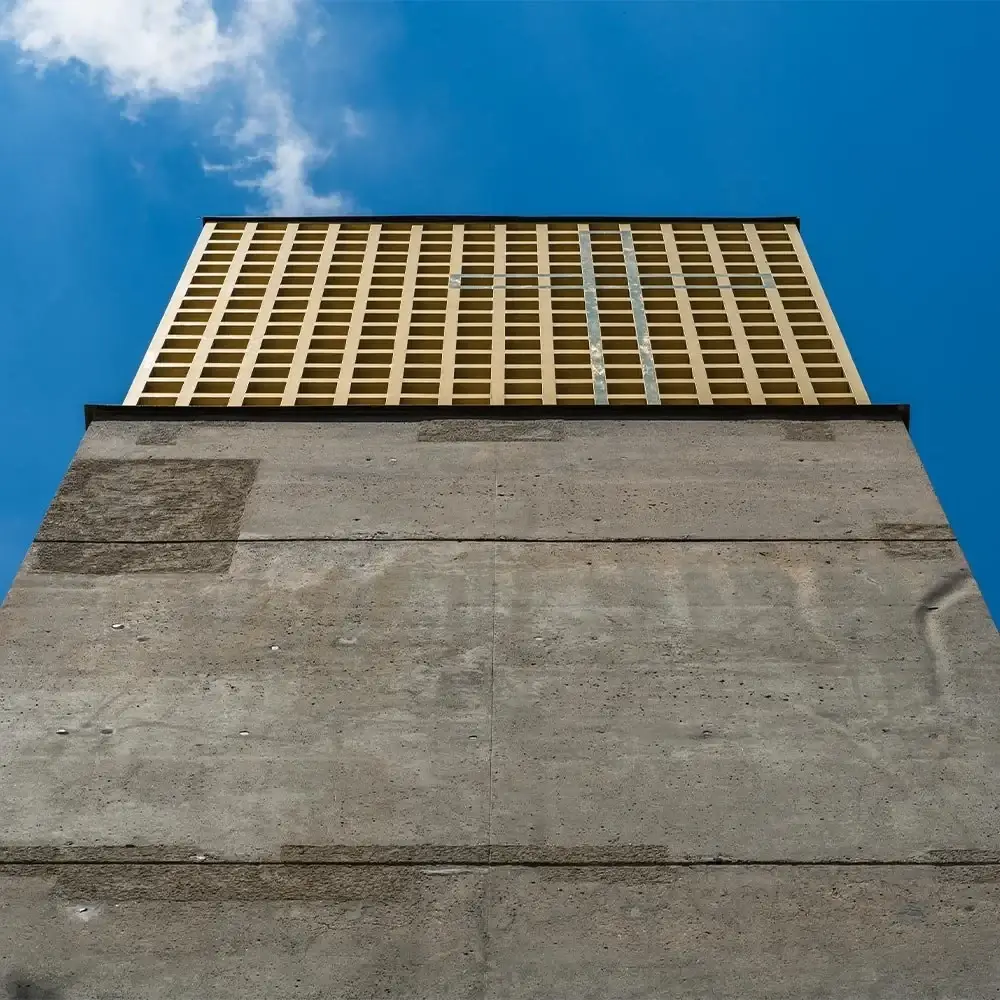 Glockenturm in Mainz-Gonsenheim von unten, oben die goldene Gitterhaube