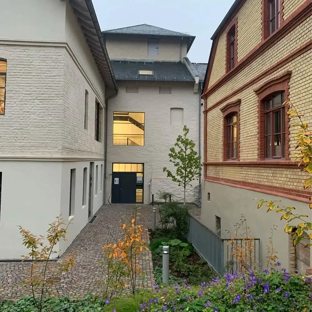 Hof zwischen den sanierten Atelierhäusern der Walkmühle
