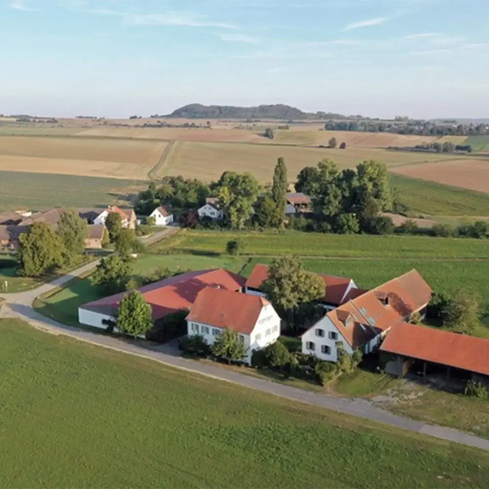 Luftbild der Hofanlage Dilshofen bei Reinheim mit dem Büro im ehemaligen Stall