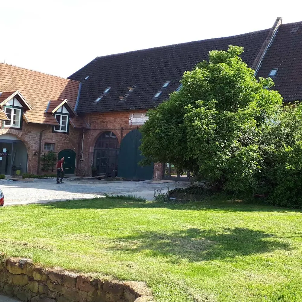 Innenhof des Hofguts Habitzheim mit Wiese