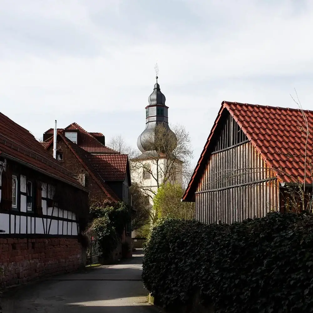 Evangelische Kirche Rimbach, Turm über Fachwerkhäusern