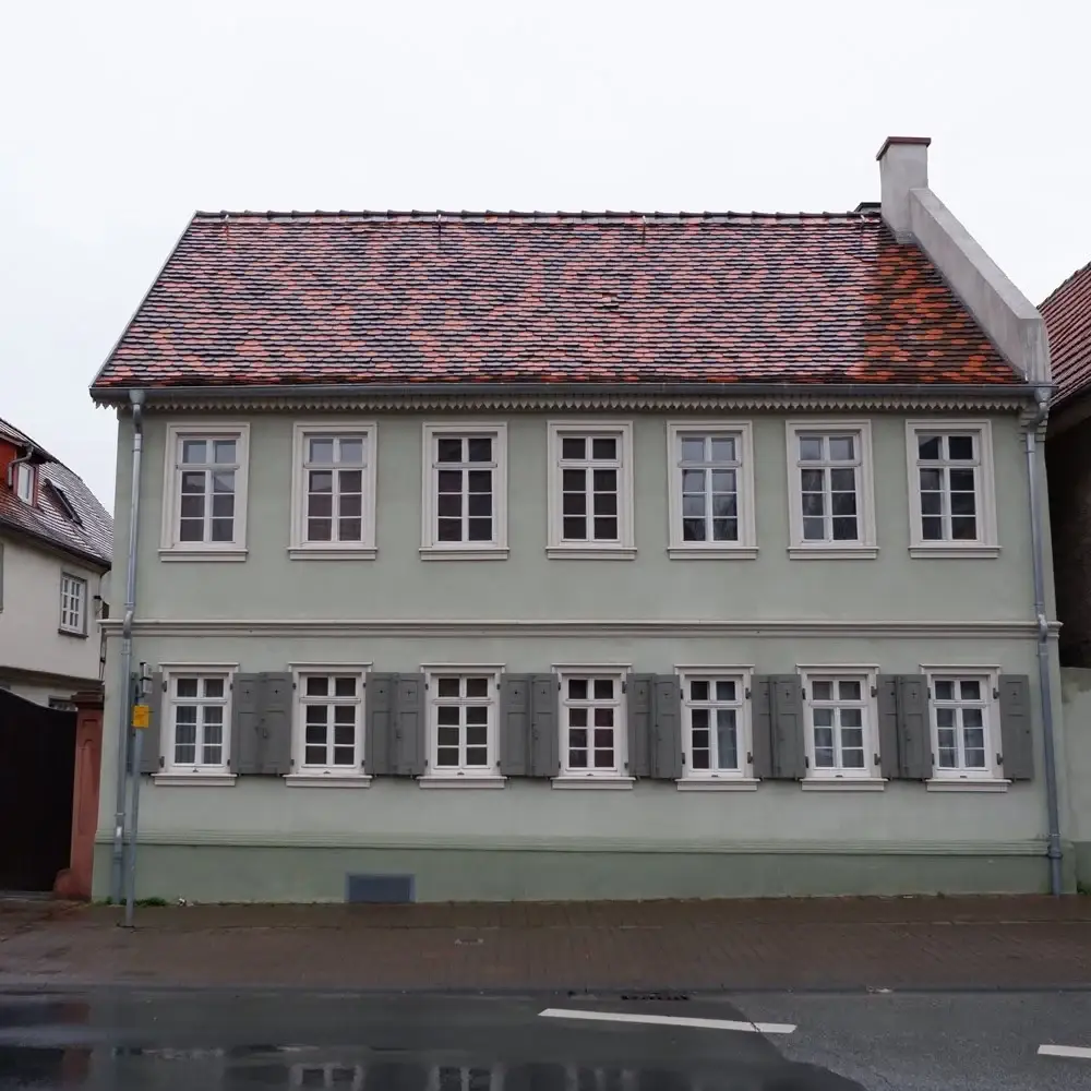 Wohnhaus in Trebur nach der Sanierung: helle Fassade, neues Ziegeldach