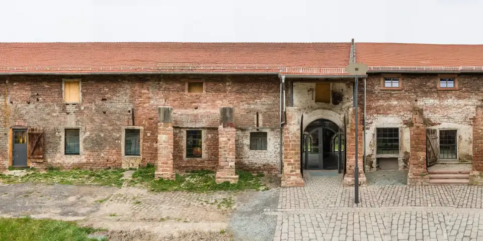 Nordflügel des Hofguts Guntershausen: Backstein- und Sandsteinfassade zur Hofseite