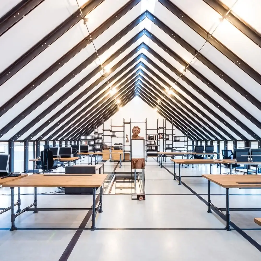 Arbeitsplätze im neuen Obergeschoss des Büros unter der Holz-Stahl-Dachkonstruktion