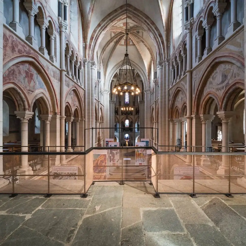 Blick von der Orgelempore in den Kirchenraum des Limburger Doms, im Vordergrund das neue Geländer