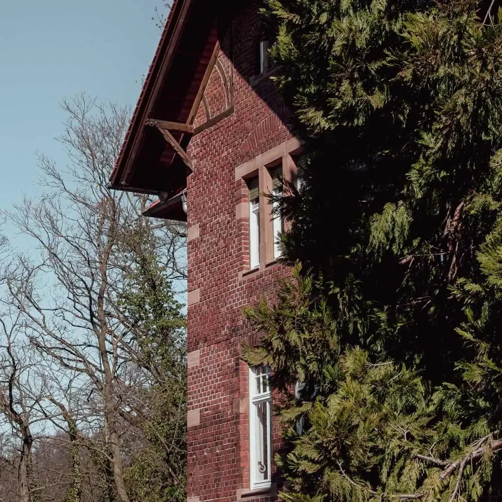 Backsteinfassade des Parkverwalterhauses im Wald