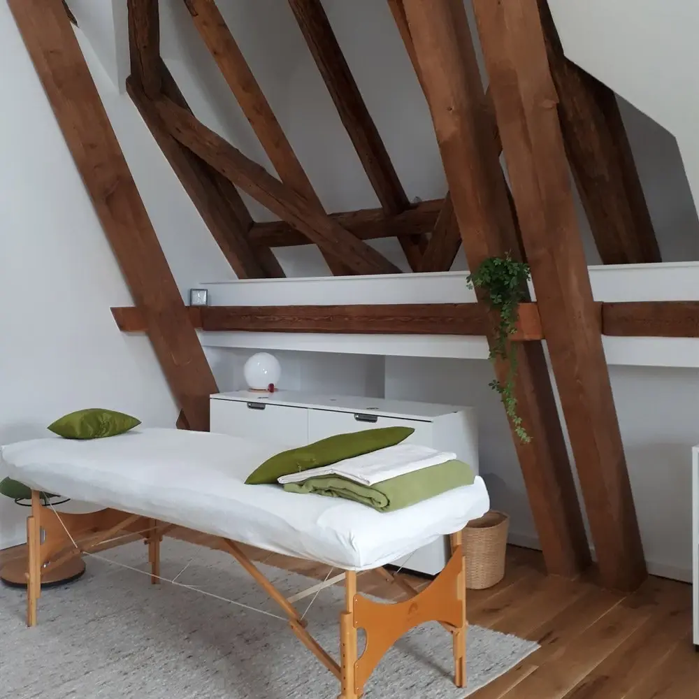 Therapieraum im Dachgeschoss mit Holztragwerk
