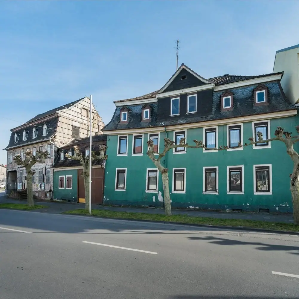Bestandsgebäude an der Rheinstraße mit grüner Fassade