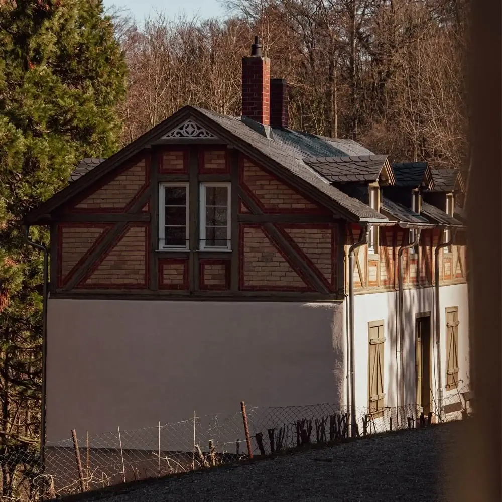 Russenbau am Waldrand unterhalb von Schloss Heiligenberg