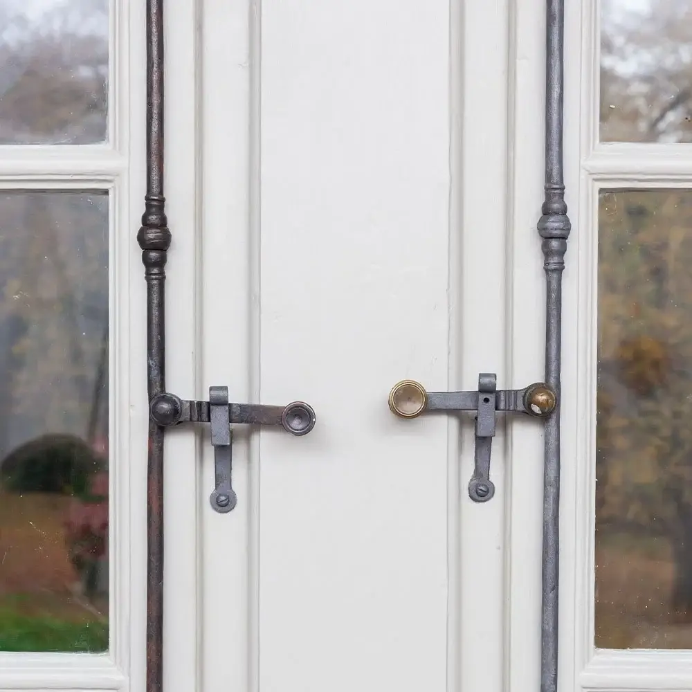 Fensterflügel: links altes Scharnier, rechts neues Scharnier