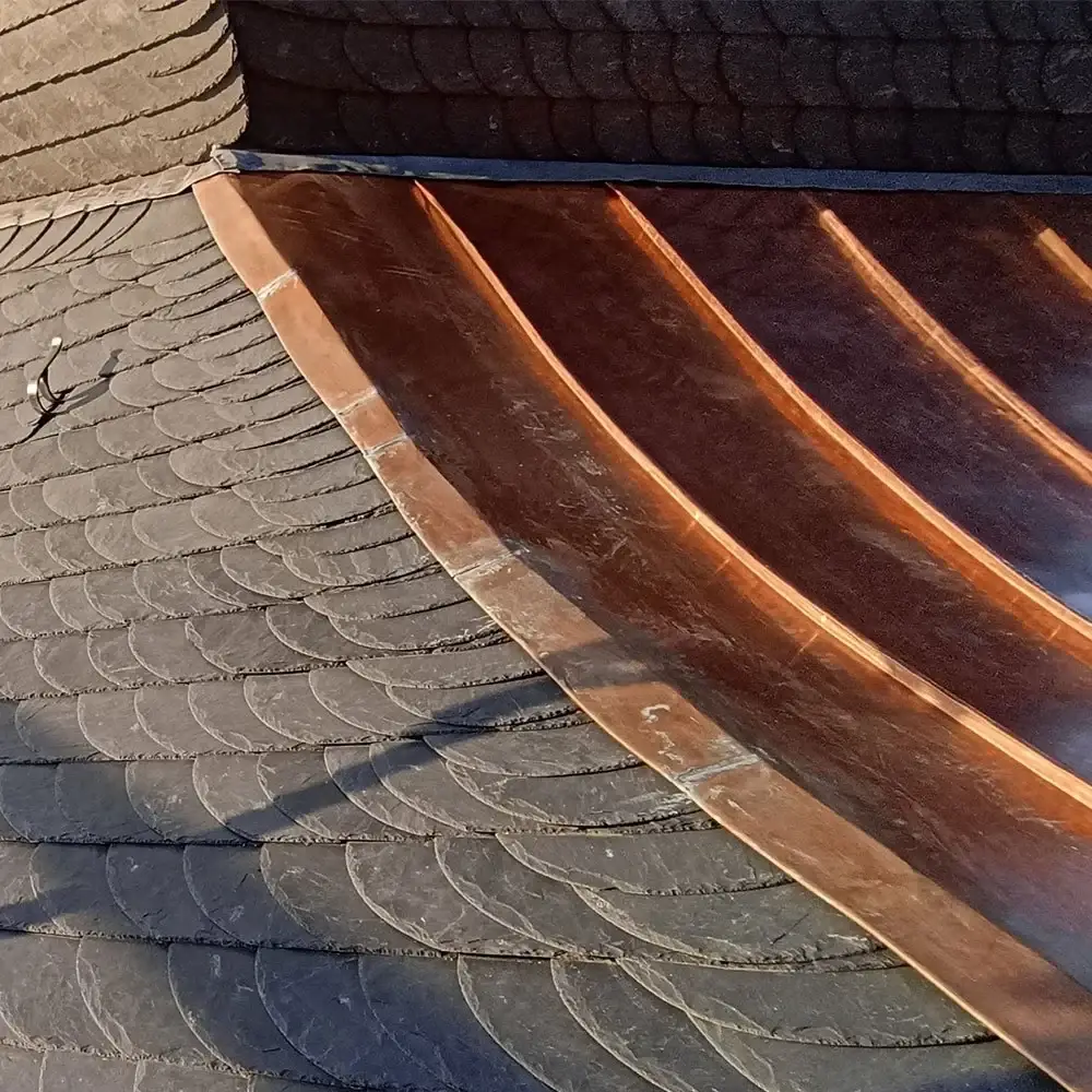 Neue Schieferdeckung mit Kupferanschlüssen