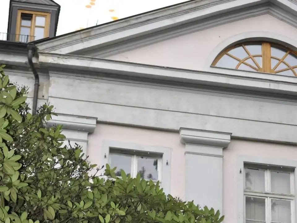 Schloss Freudenberg in Wiesbaden, Fassade mit Säulengiebel