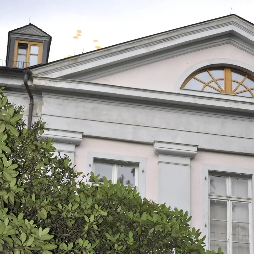 Schloss Freudenberg in Wiesbaden, Fassade mit Säulengiebel