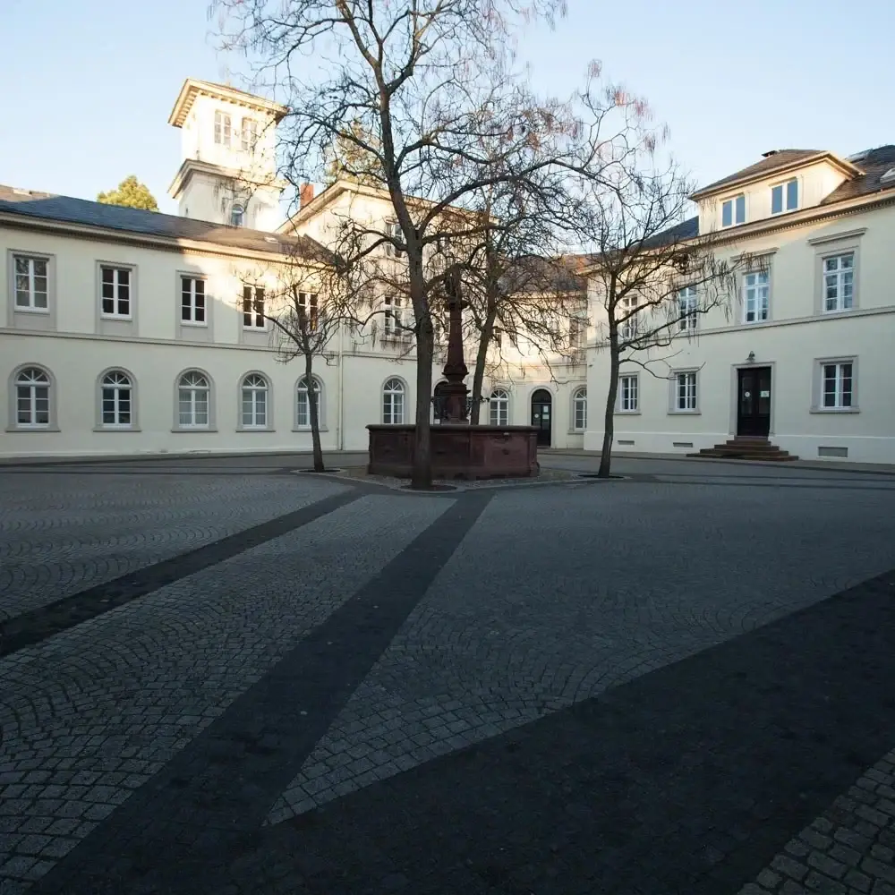 Schlosshof von Schloss Heiligenberg mit Brunnen