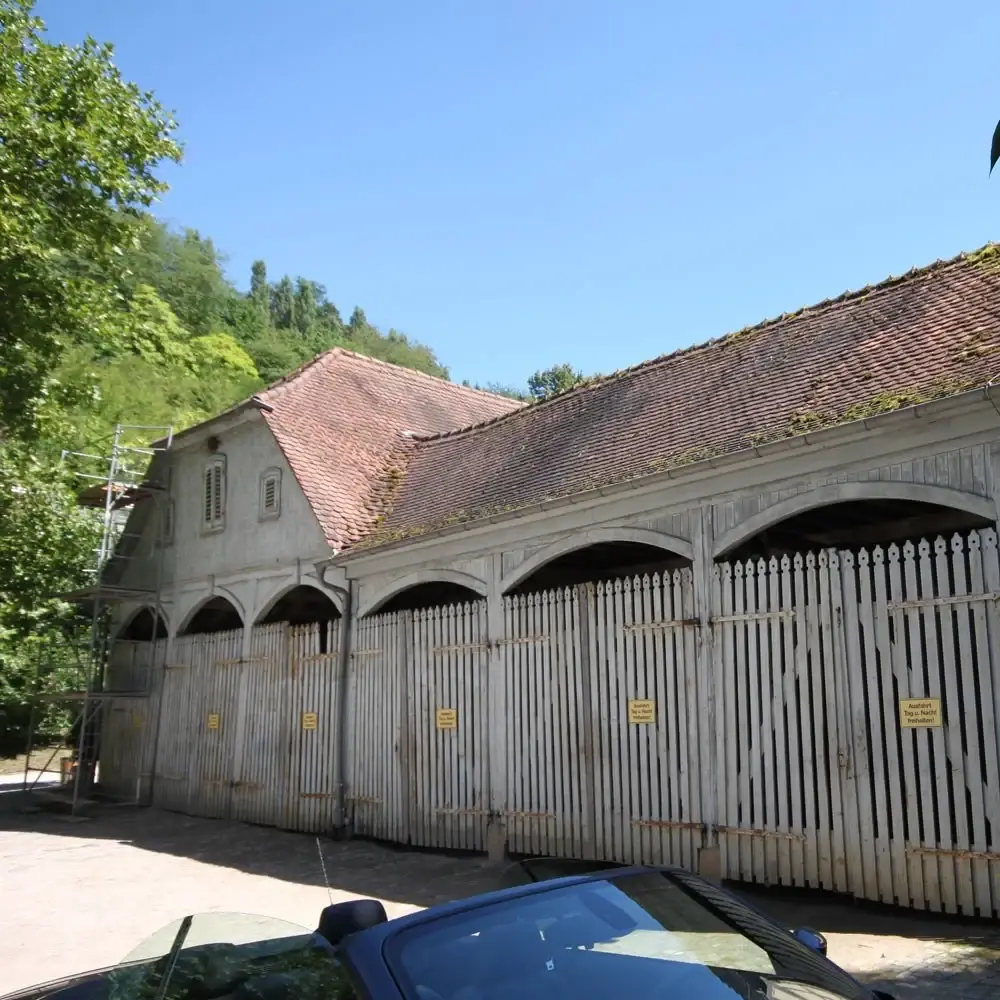 Stallbau am südlichen Eingang des Fürstenlagers