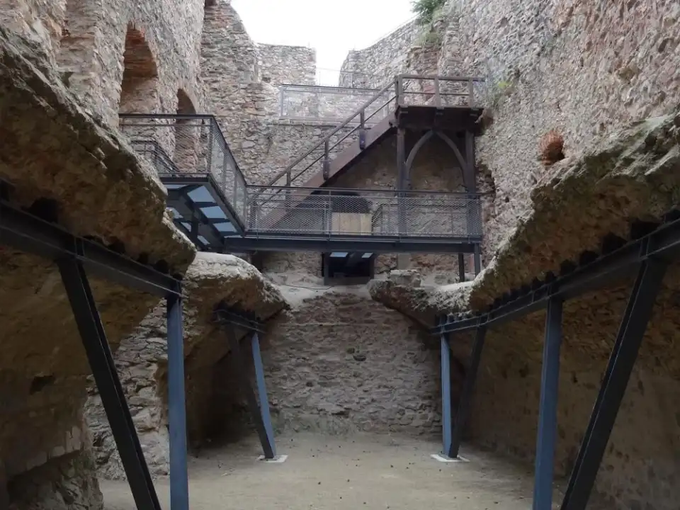 Neue Steganlage aus Stahl im Palas der Burgruine Auerbach
