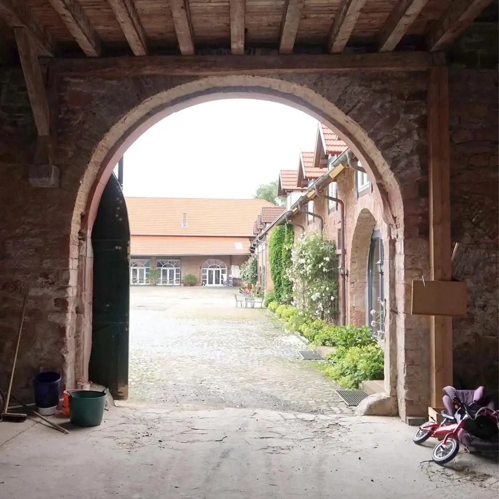 Blick durch den Torbogen in den Hof