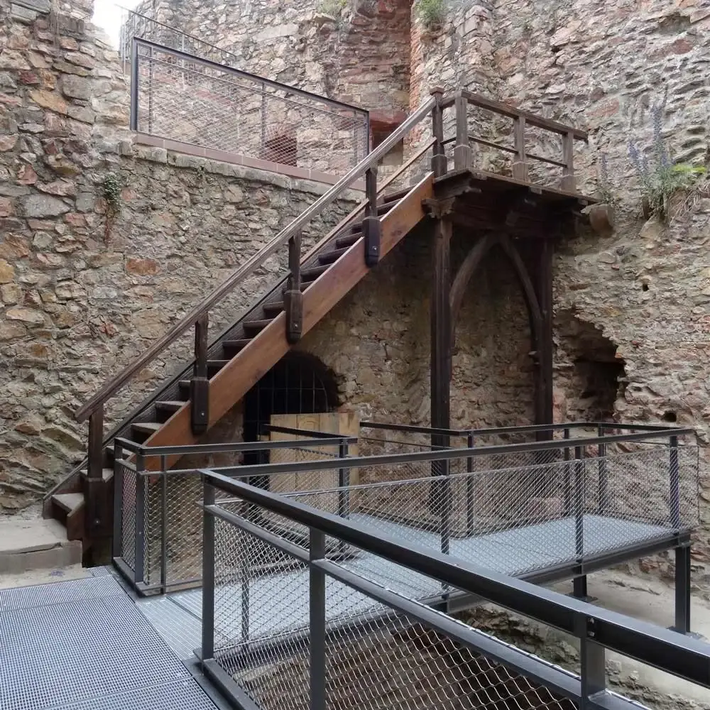 Stahltreppe im Mauerwerk des Auerbacher Schlosses