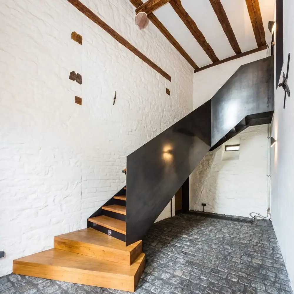 Neue Treppe aus Stahl und Eiche im historischen Mauerwerk
