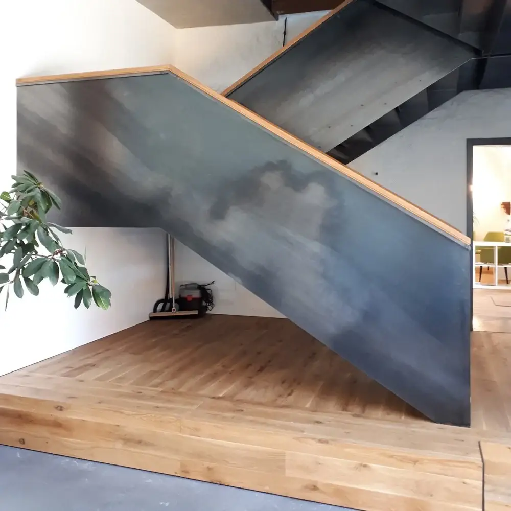 Neue Treppe aus Stahl und Holz