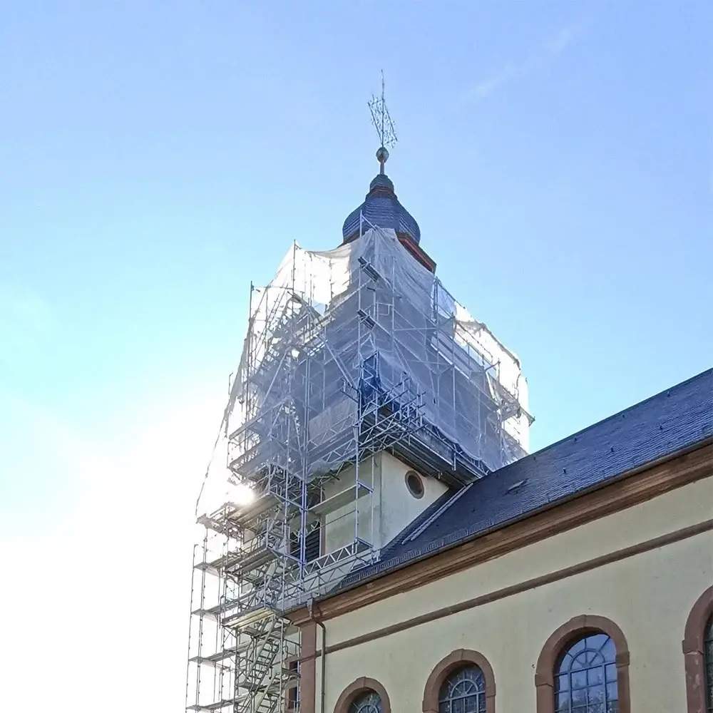 Kirchturm während der Sanierung eingerüstet