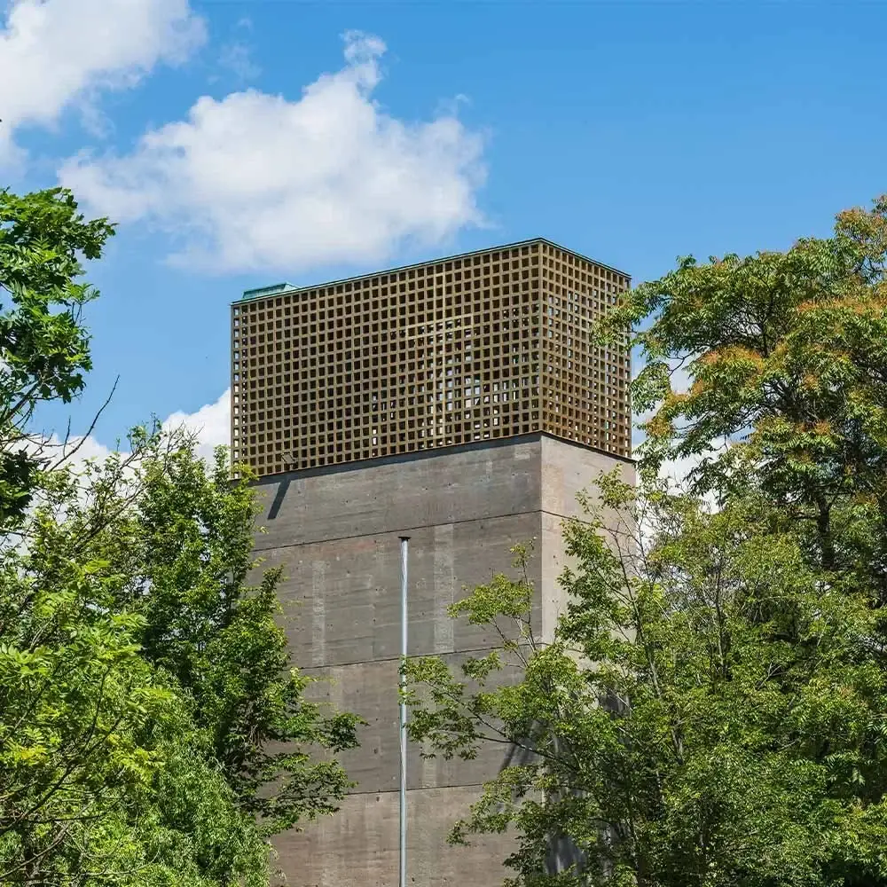 Glockenturm mit Treppenanlage und Kirche