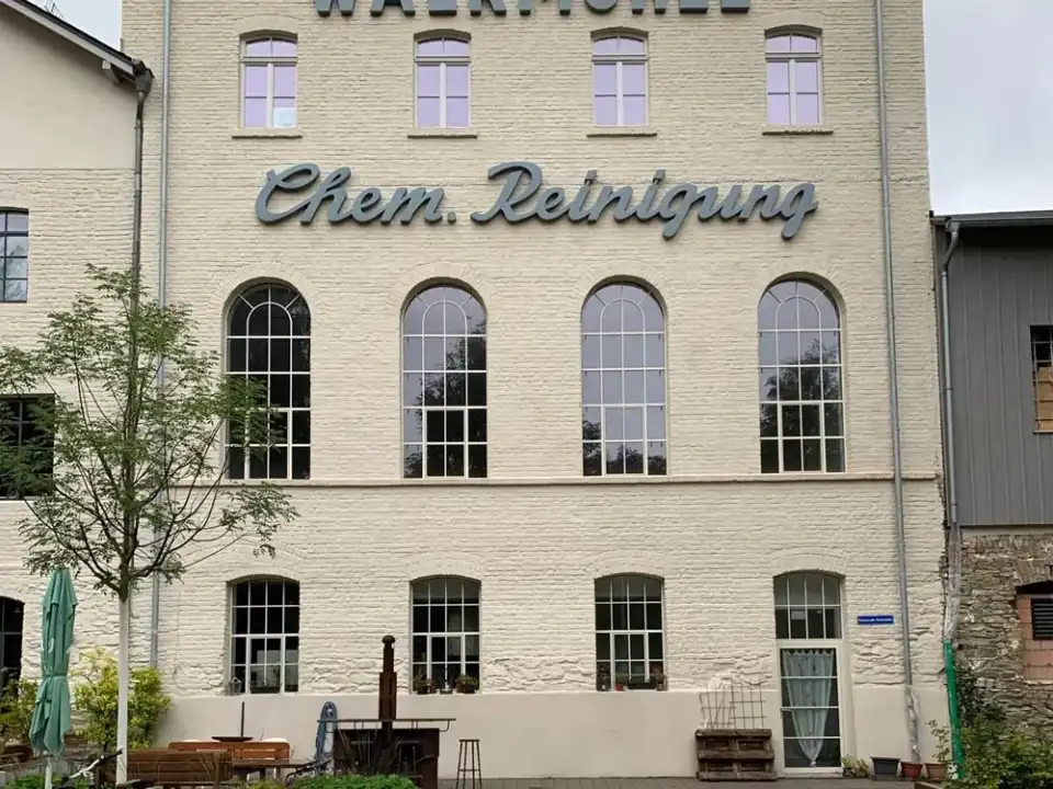 Hauptgebäude der Walkmühle in Wiesbaden mit historischem Schriftzug