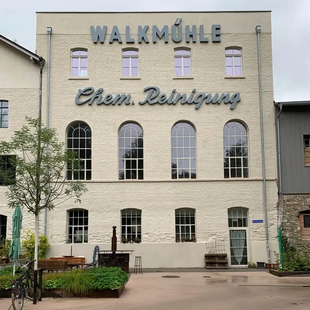 Hauptgebäude der Walkmühle in Wiesbaden mit historischem Schriftzug