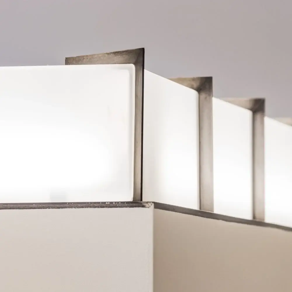 Weiße Wandscheiben im Gegenlicht