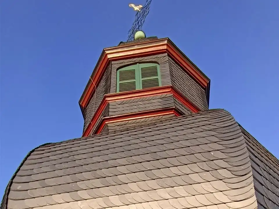 Achteckiges Zwiebeldach des Kirchturms in Rimbach mit neuer Schieferdeckung